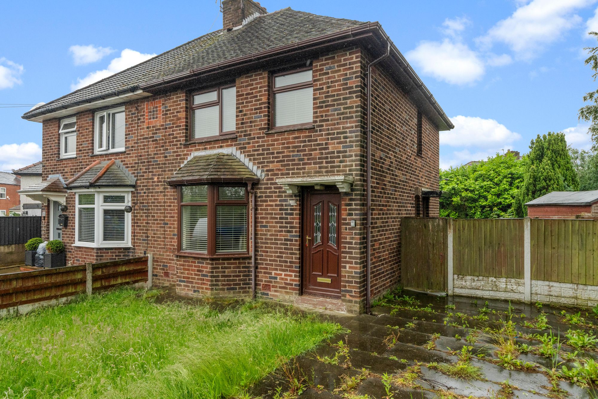 3 bedroom Semi-detached house Under Offer