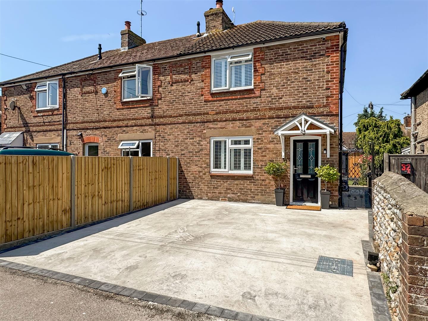 2 bedroom End of terrace house For Sale