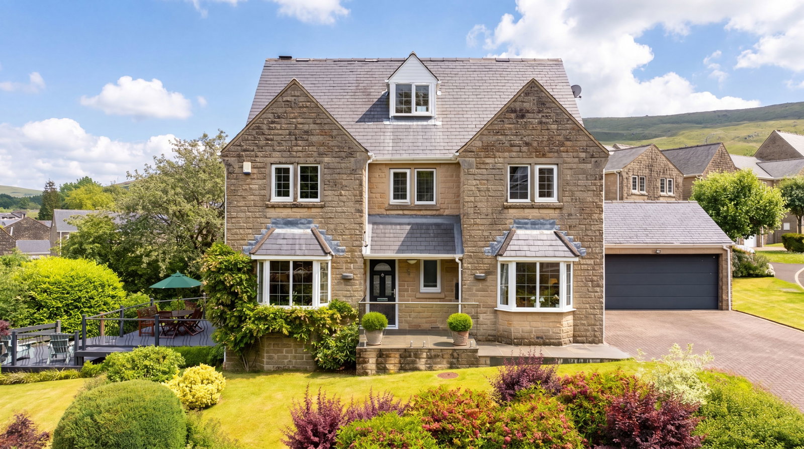 5 bedroom Detached house Under Offer