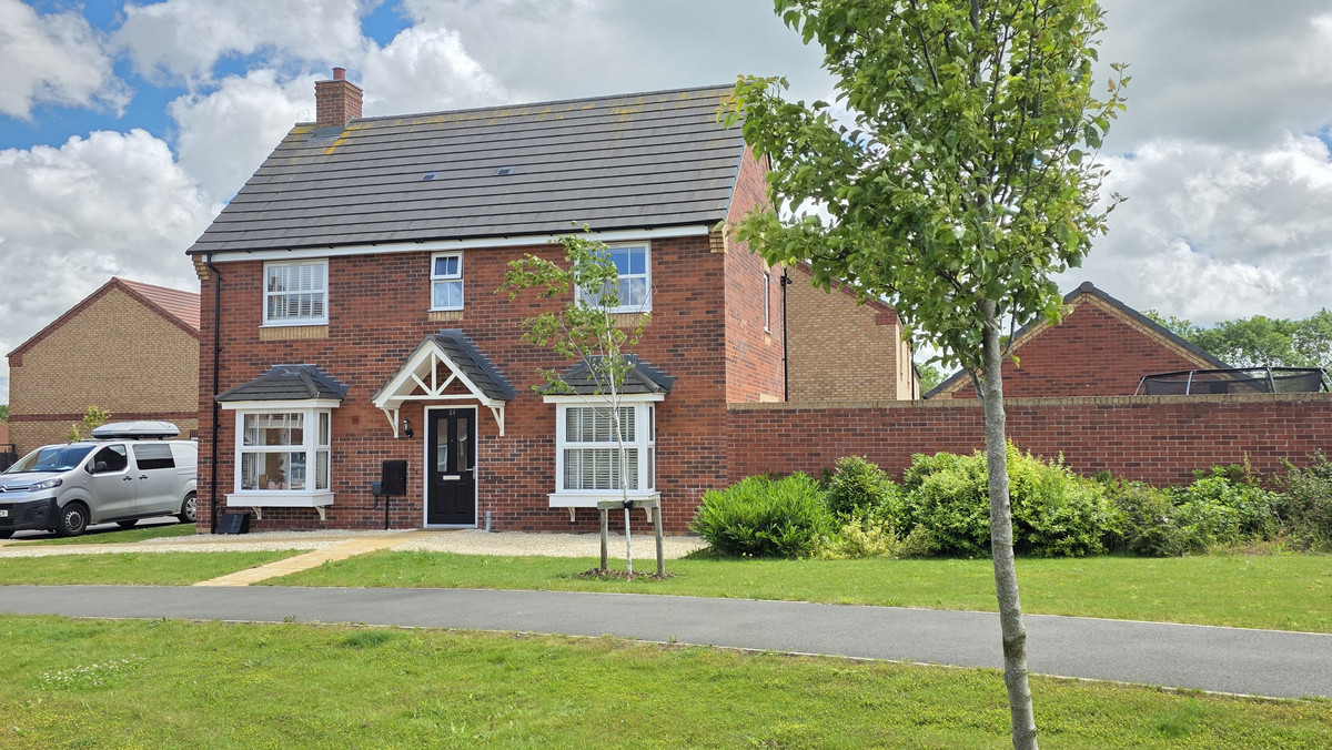 3 bedroom Detached house For Sale