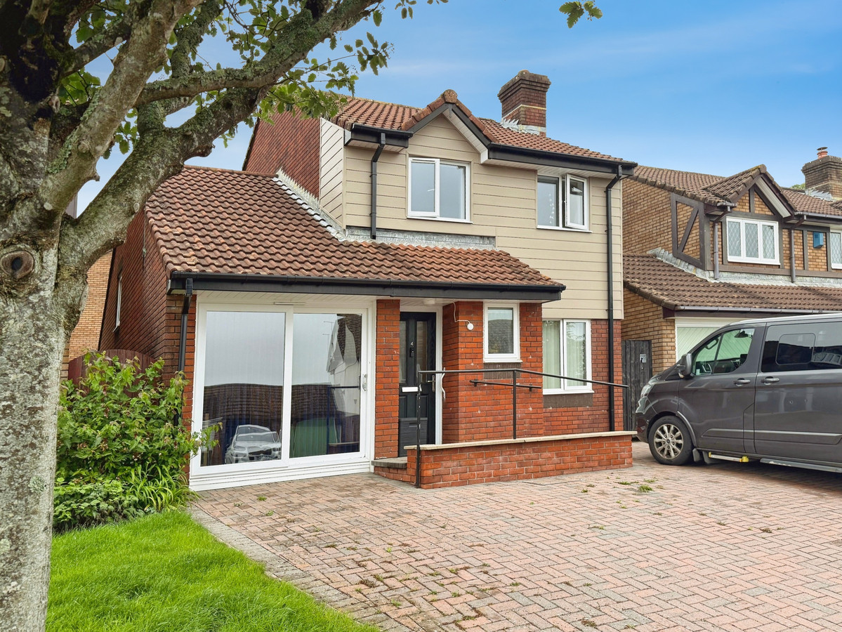 3 bedroom Detached house For Sale