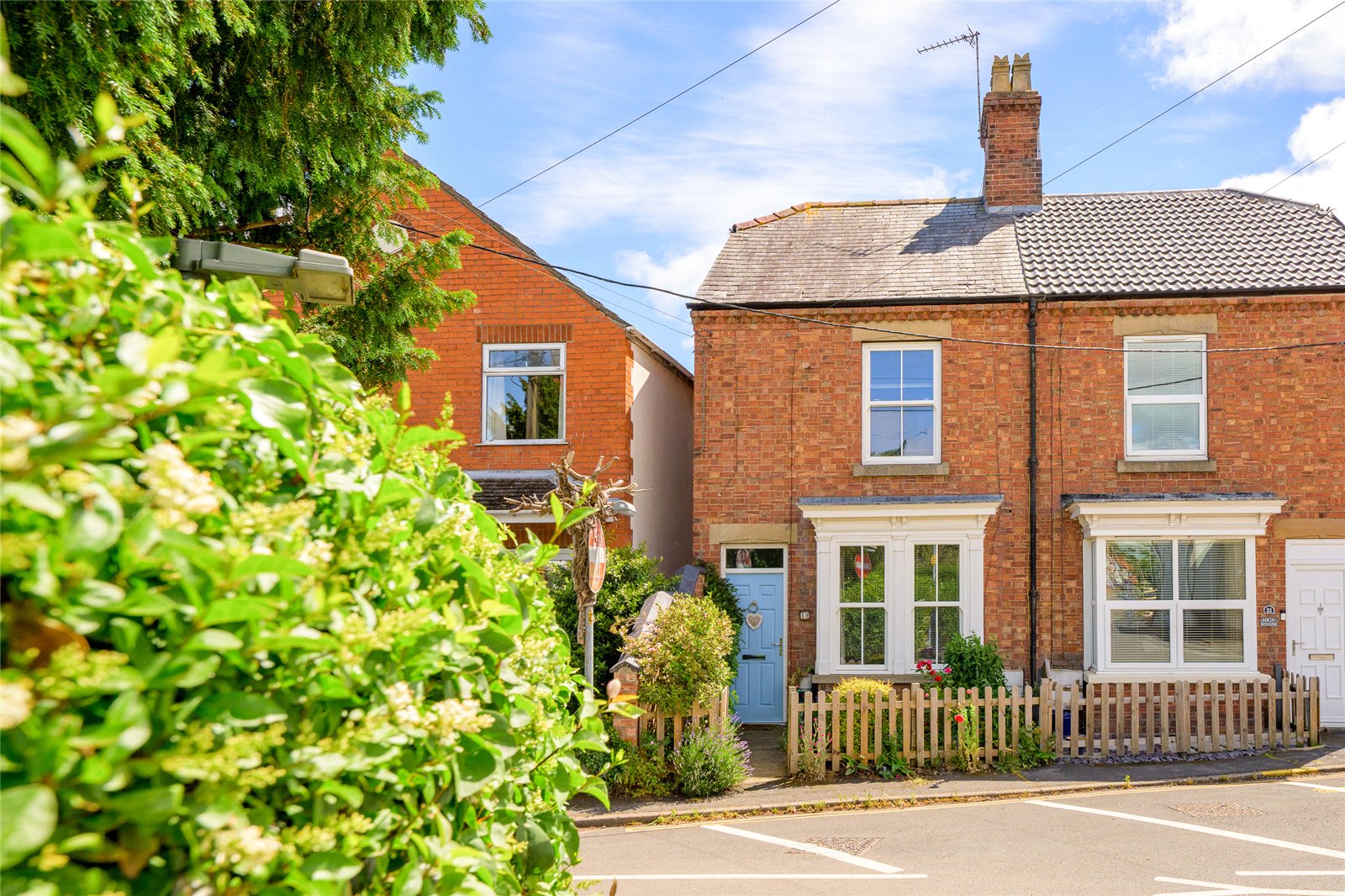 2 bedroom Semi-detached house Under Offer