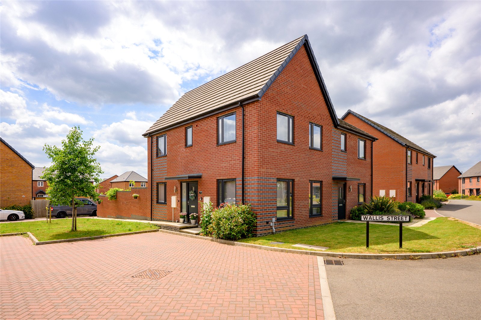 3 bedroom Semi-detached house Under Offer