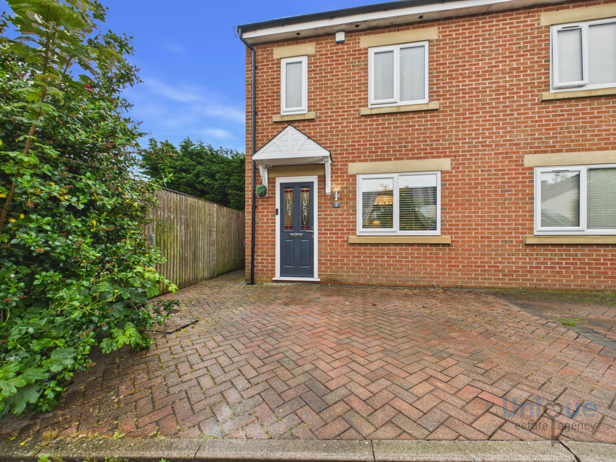 3 bedroom Semi-detached house Under Offer