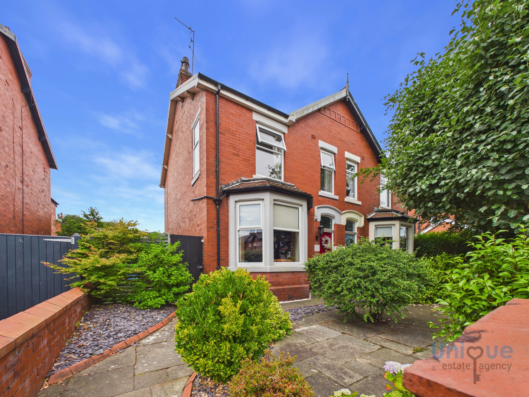 5 bedroom Semi-detached house For Sale