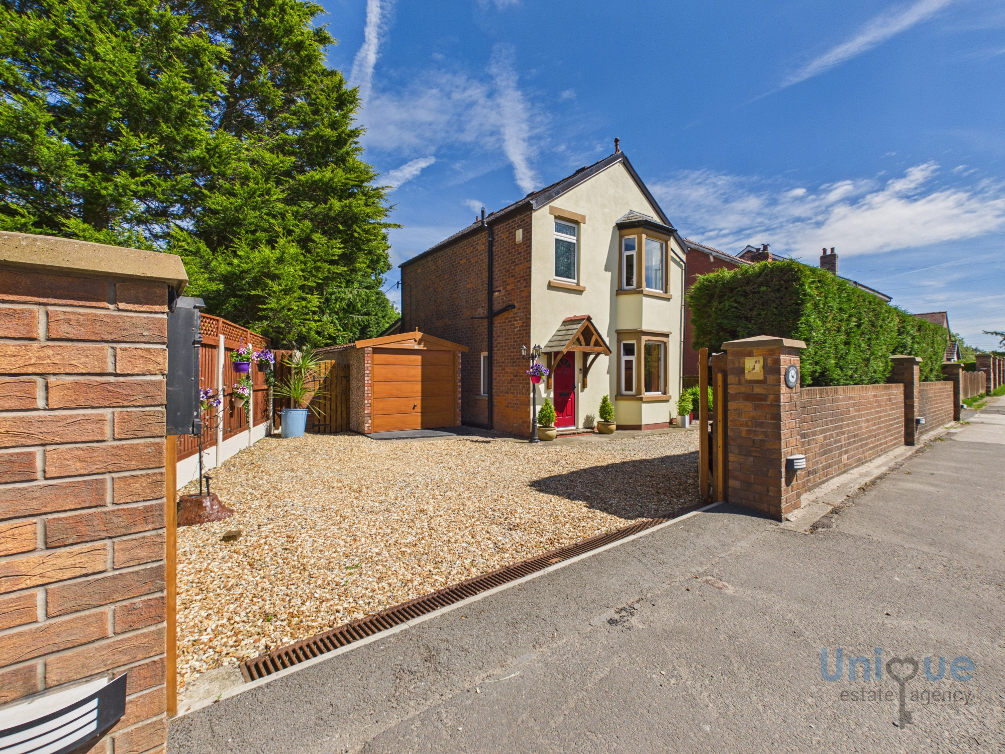 2 bedroom Detached house For Sale
