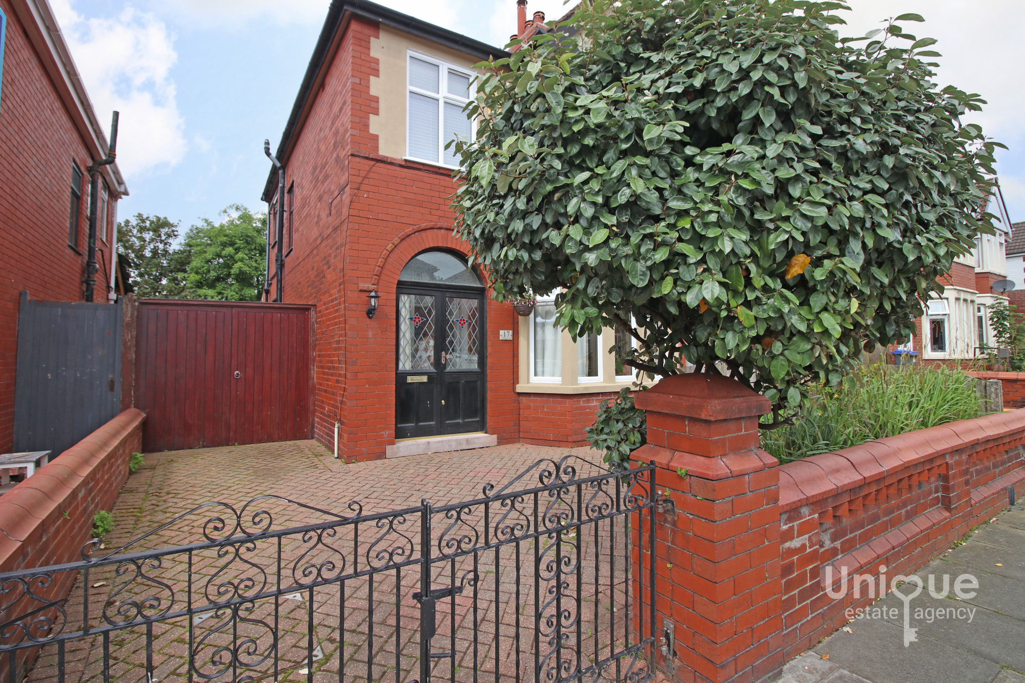 3 bedroom Semi-detached house Under Offer