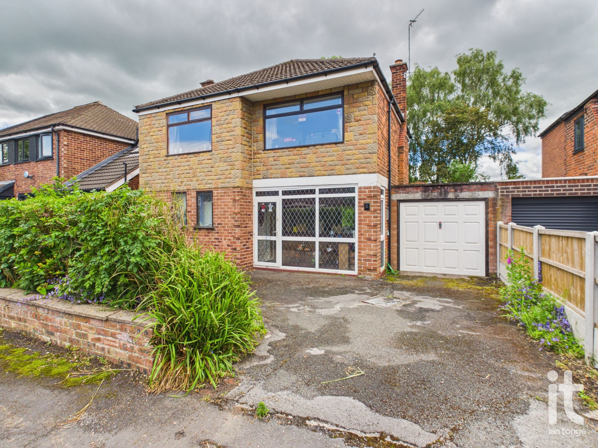 3 bedroom Detached house Under Offer