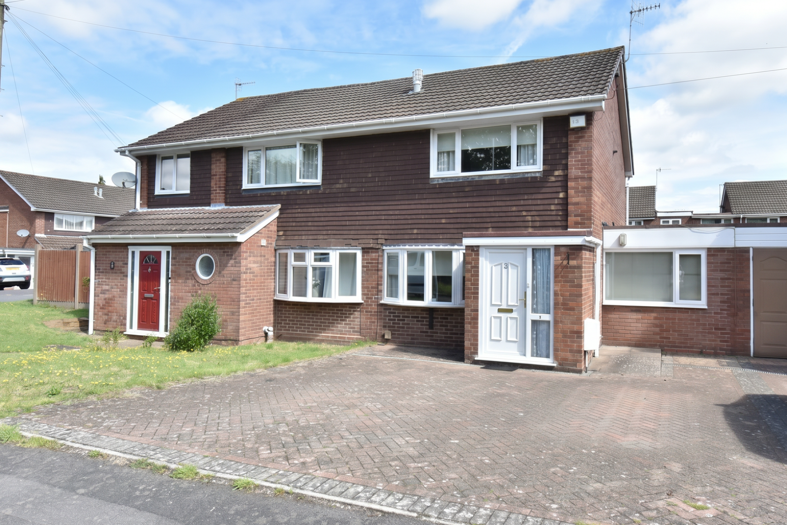 3 bedroom Semi-detached house Under Offer