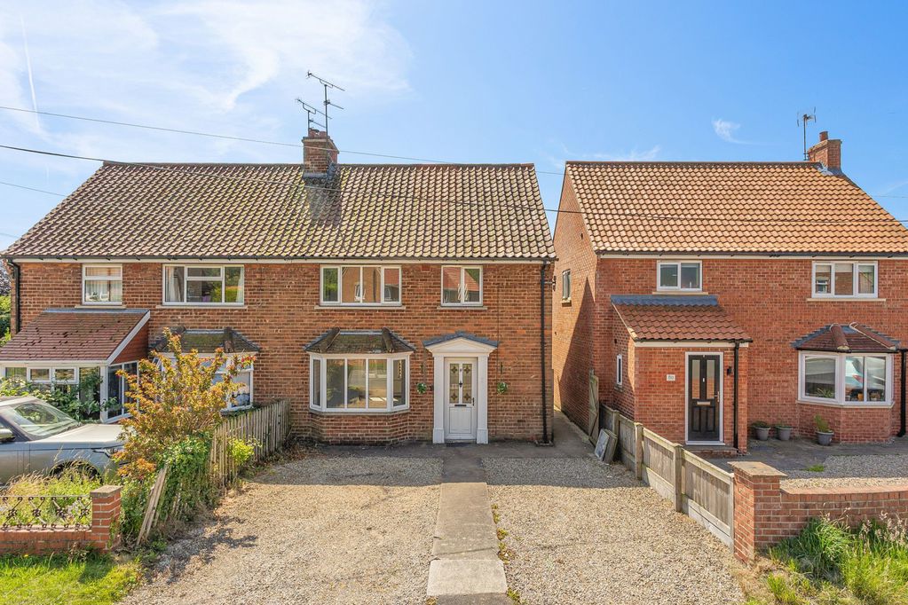 3 bedroom Semi-detached house Under Offer