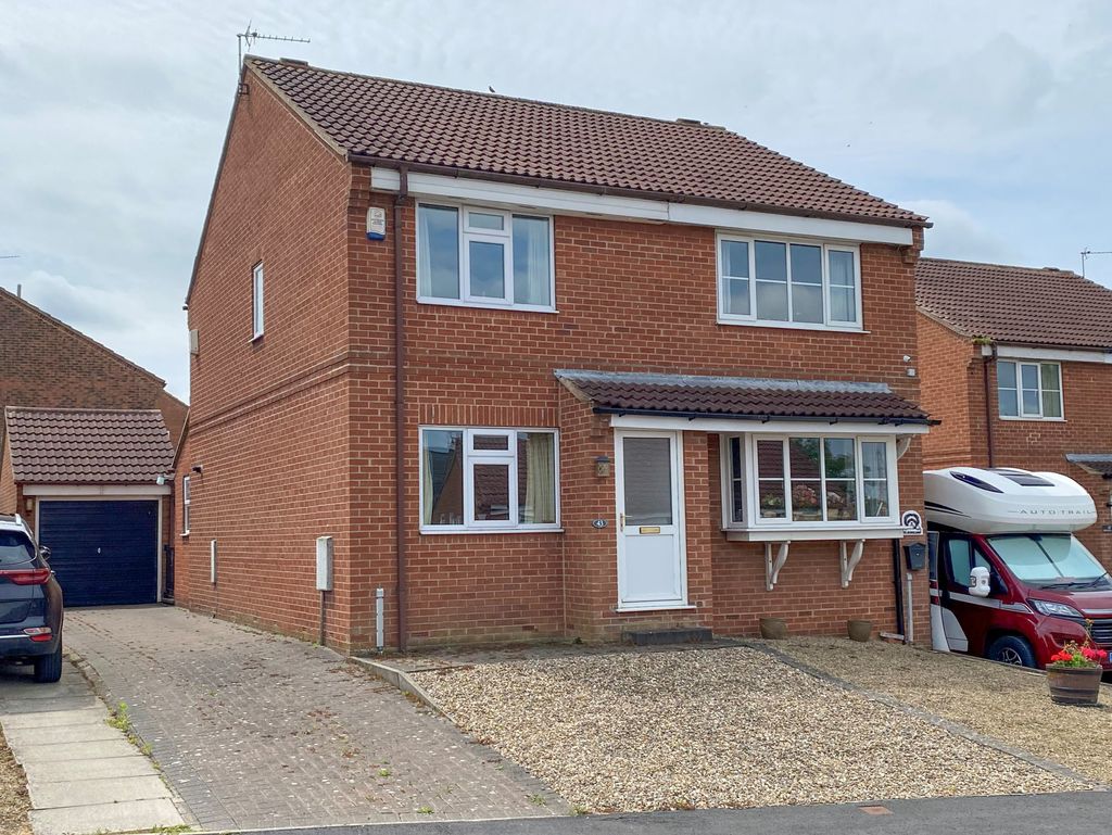 2 bedroom Semi-detached house Under Offer