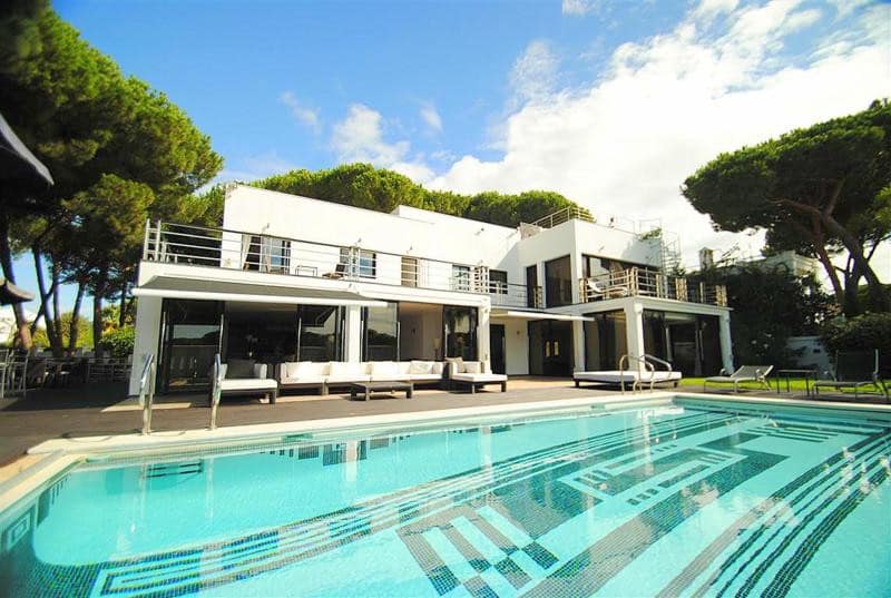 8 bedroom Villa For Sale