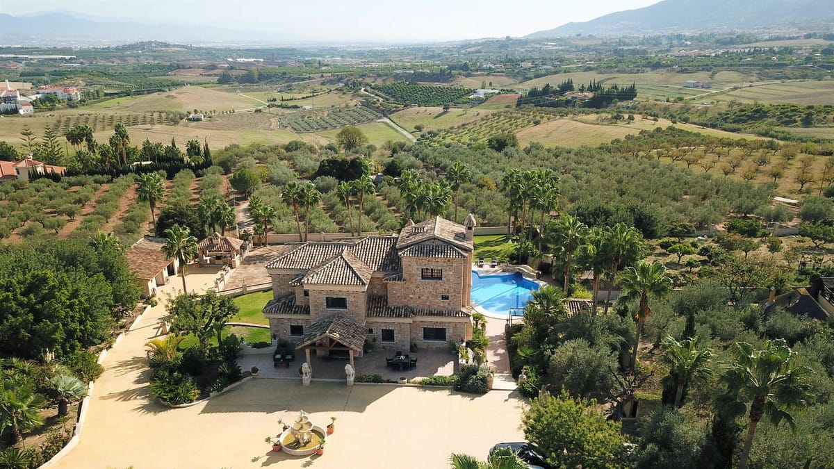 8 bedroom Villa For Sale