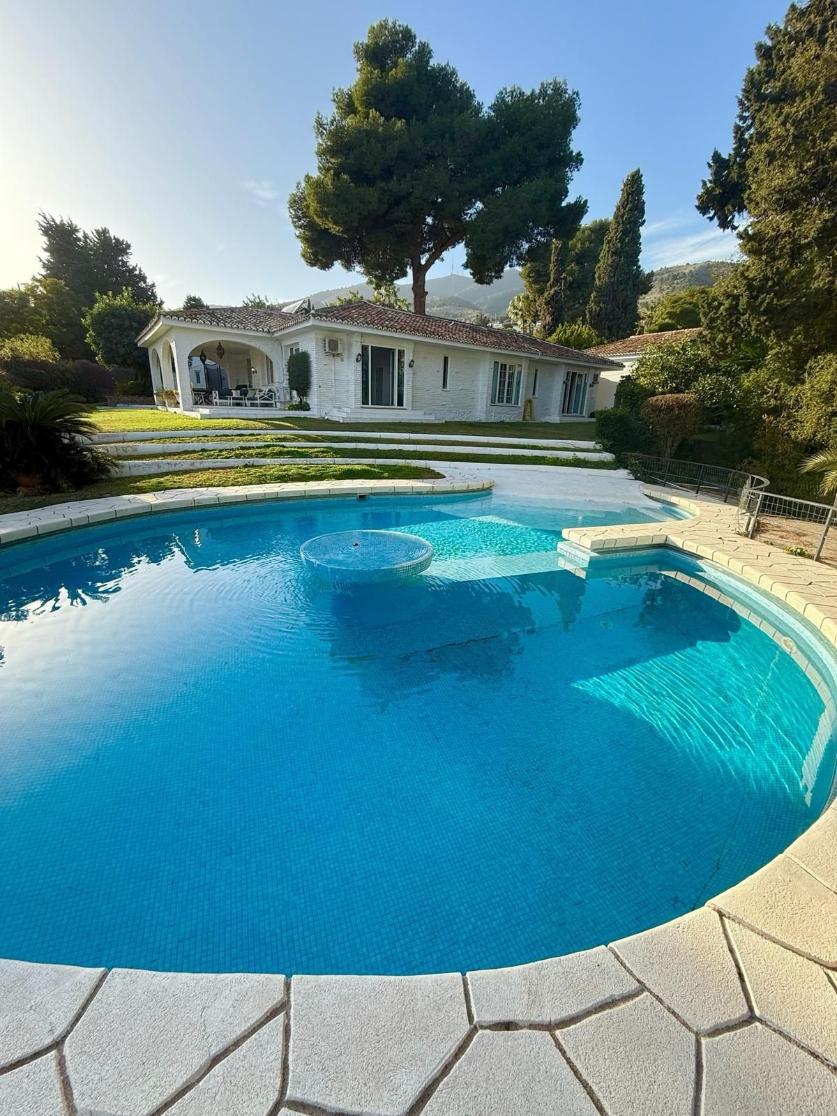 6 bedroom Villa For Sale
