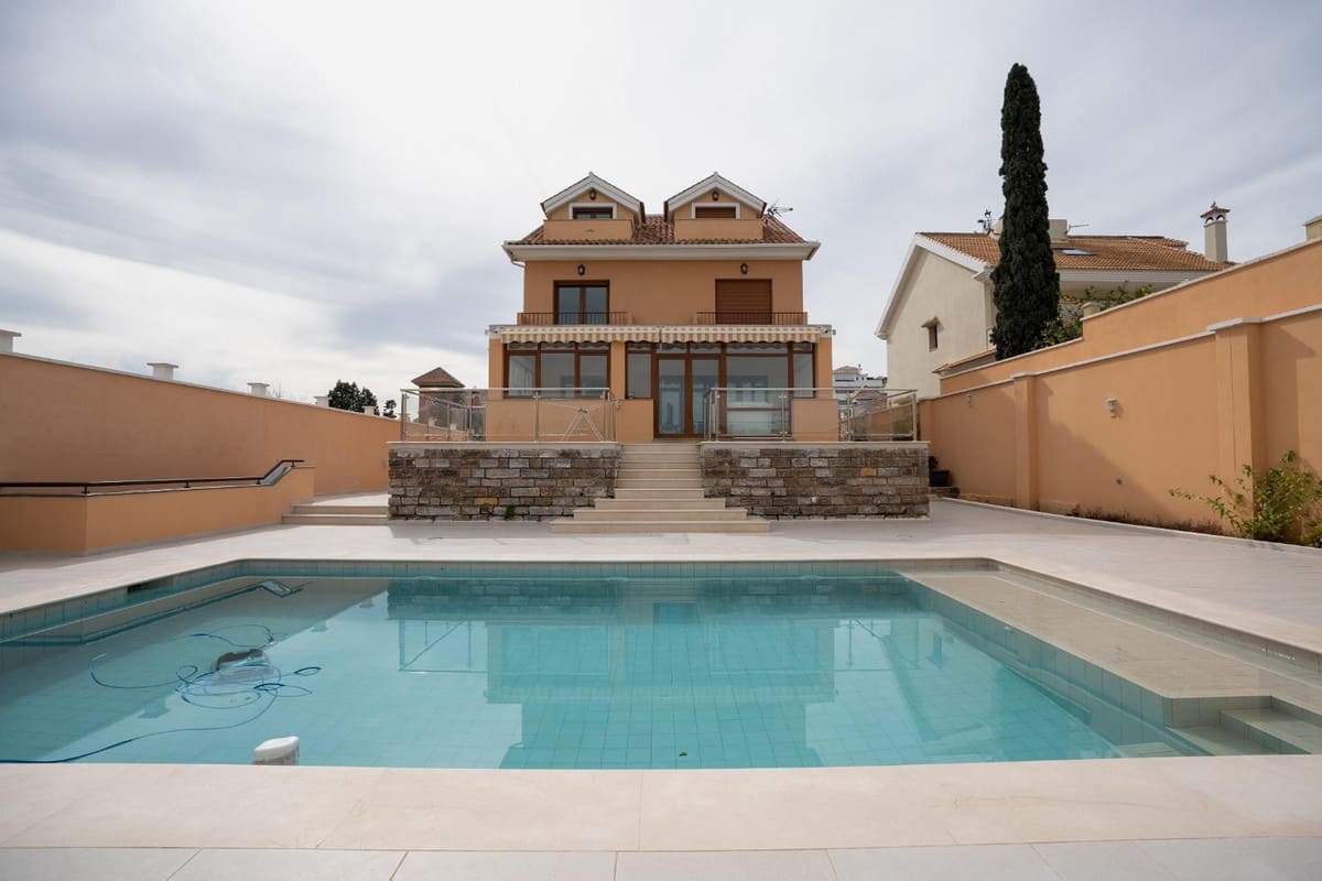 5 bedroom Villa For Sale