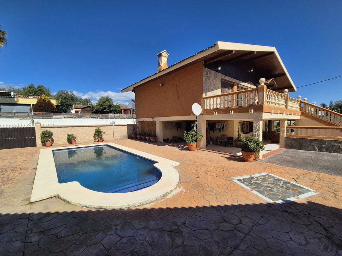 6 bedroom Villa For Sale