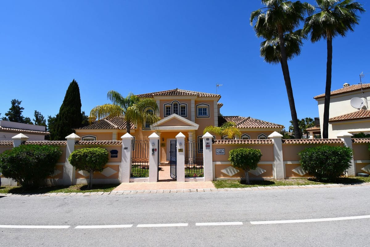9 bedroom Villa For Sale