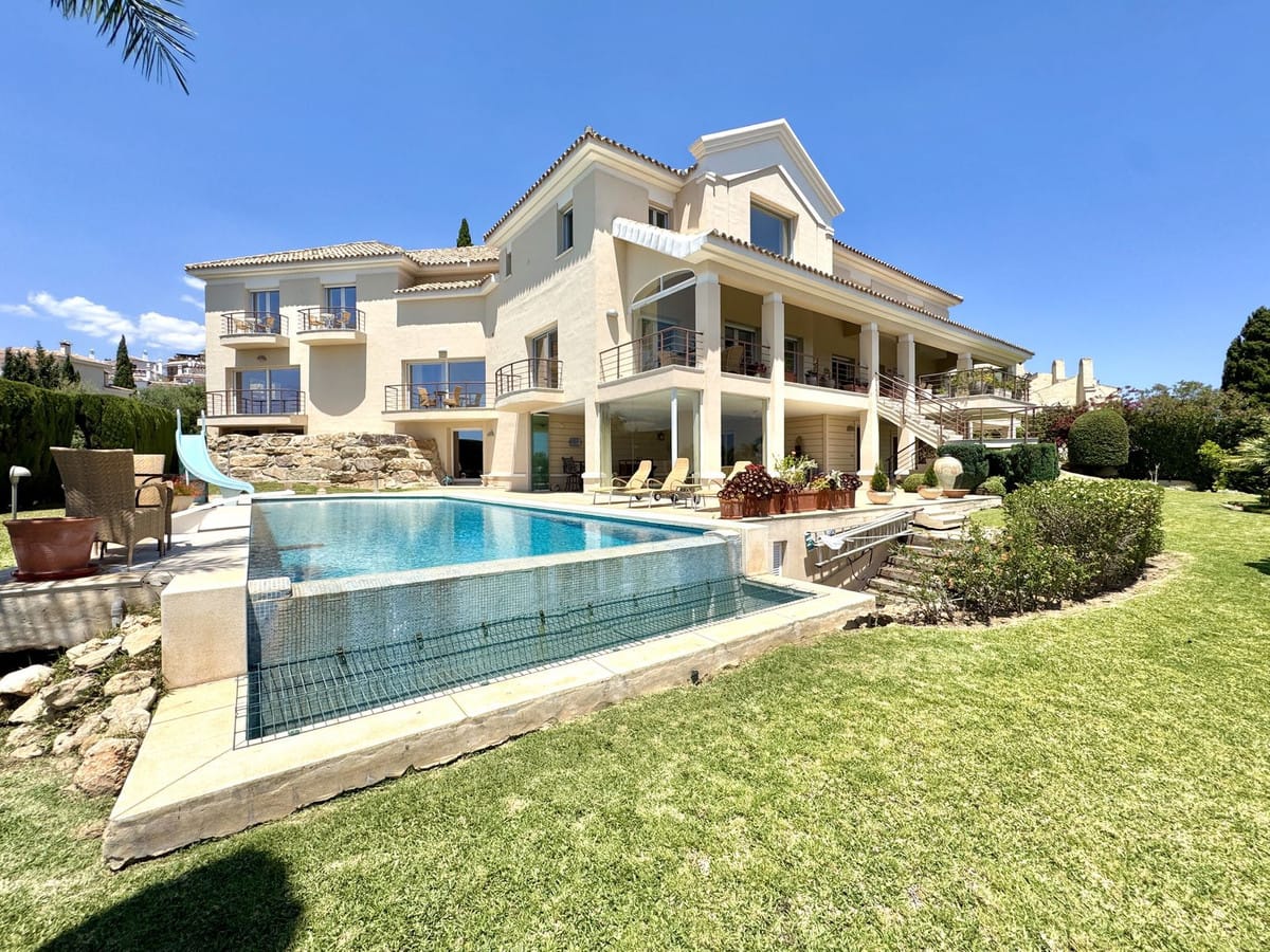 8 bedroom Villa For Sale