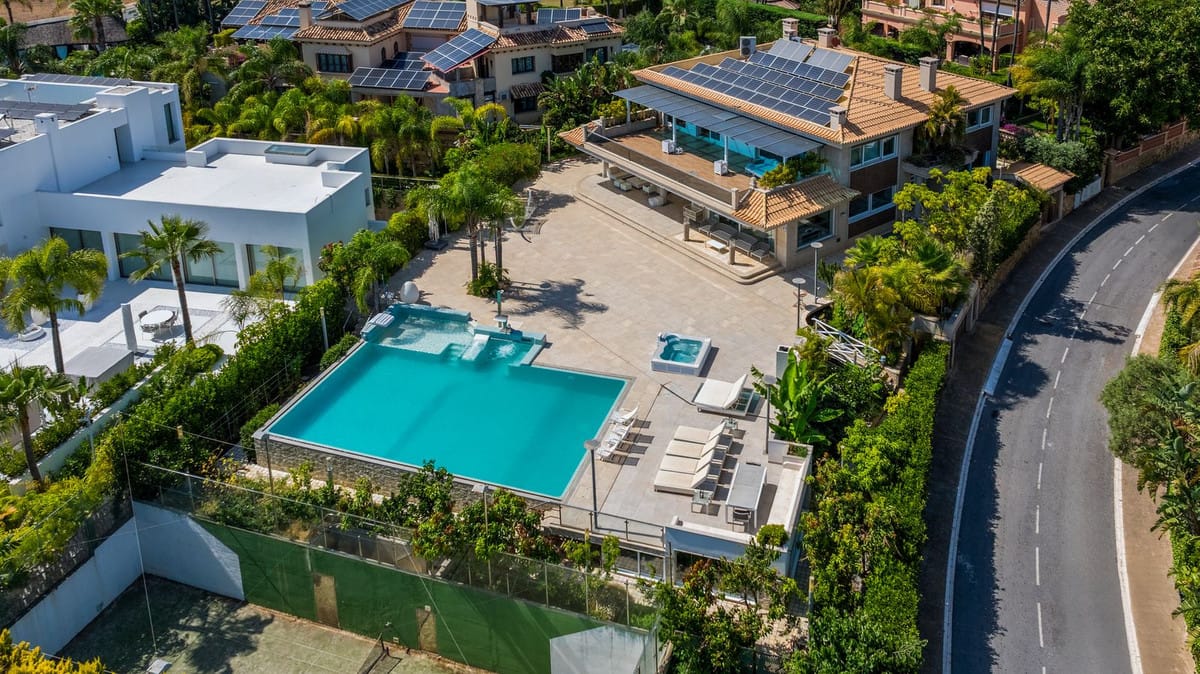 8 bedroom Villa For Sale