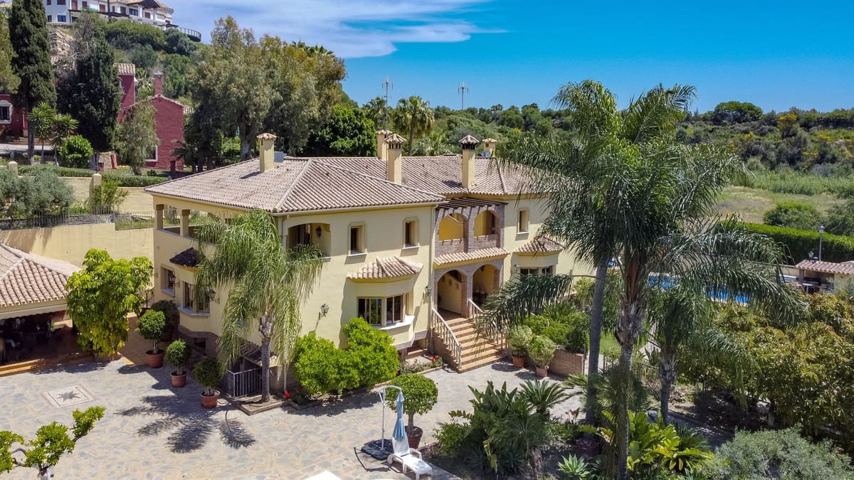 5 bedroom Villa For Sale