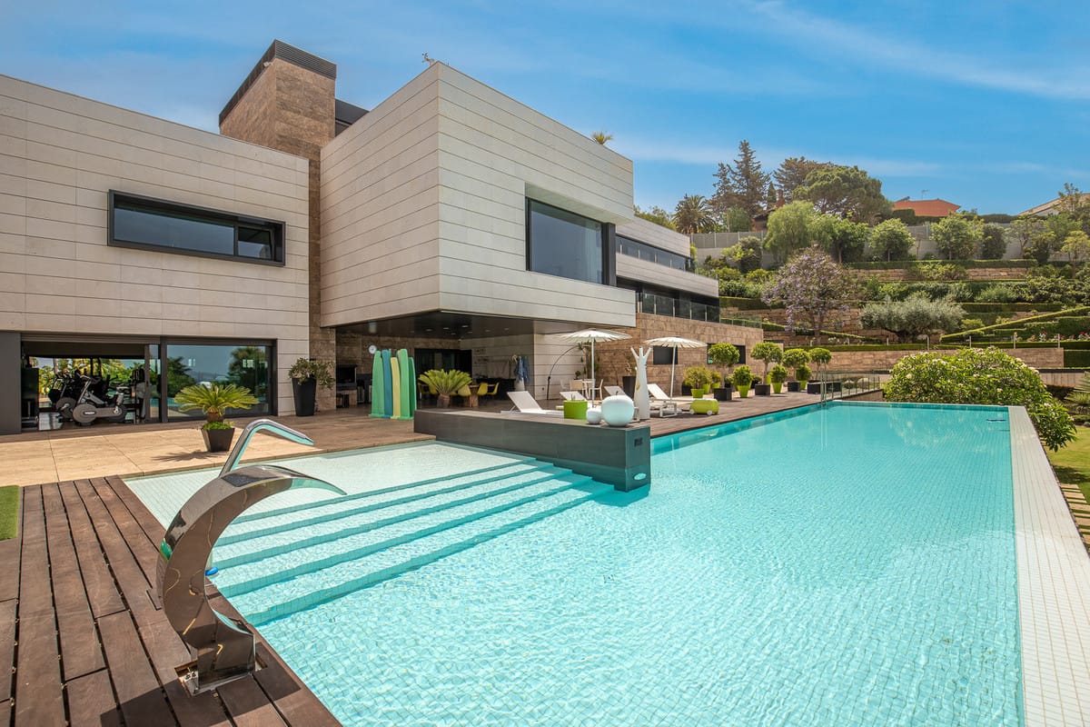 8 bedroom Villa For Sale