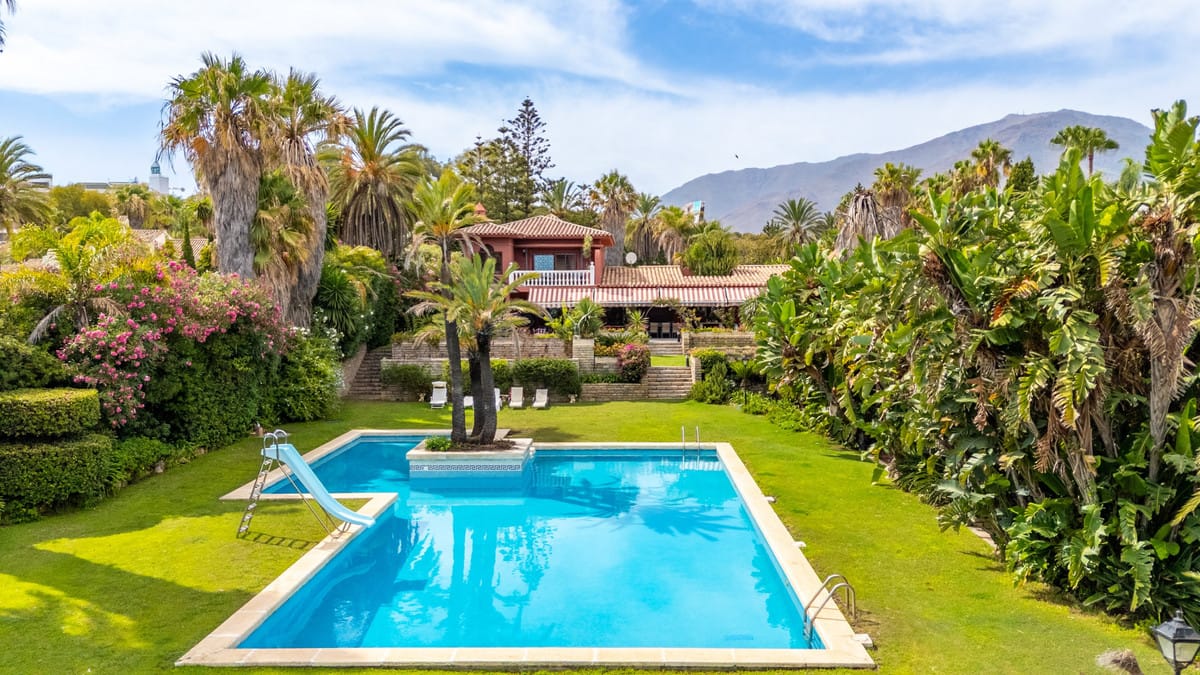 9 bedroom Villa For Sale