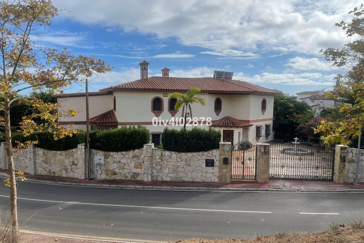 6 bedroom Villa For Sale