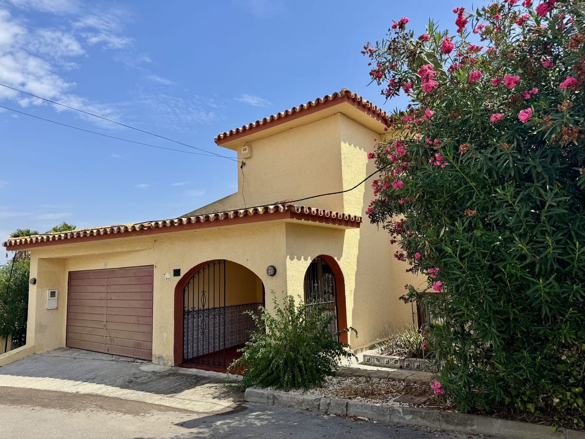 8 bedroom Villa For Sale