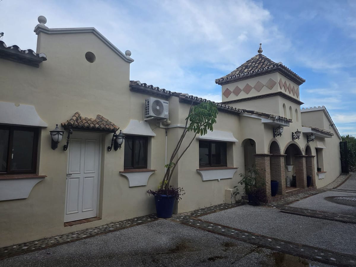 6 bedroom Villa For Sale