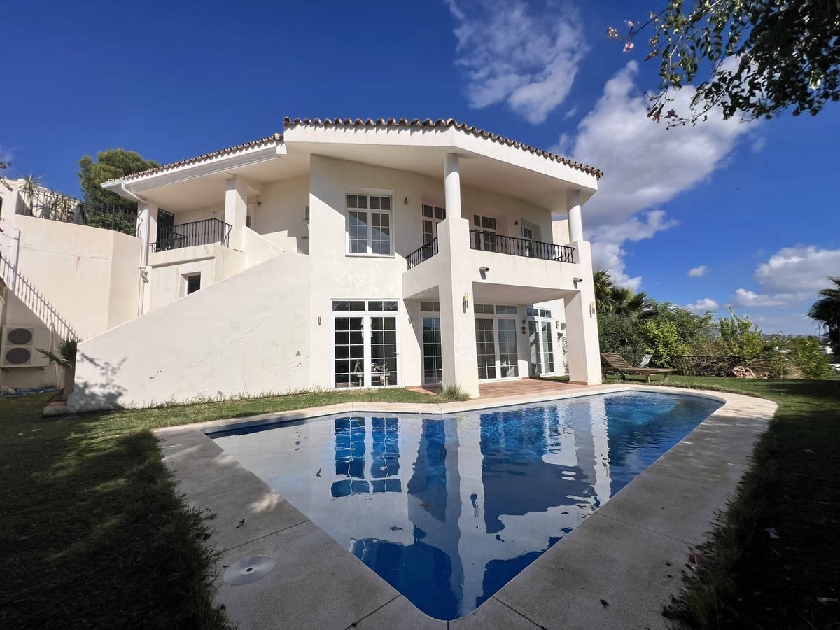 5 bedroom Villa For Sale