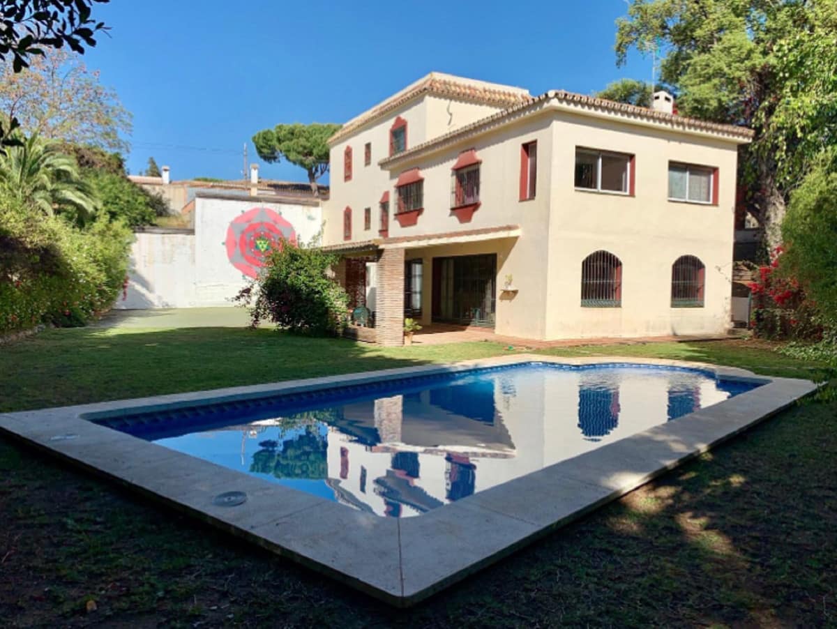 5 bedroom Villa For Sale