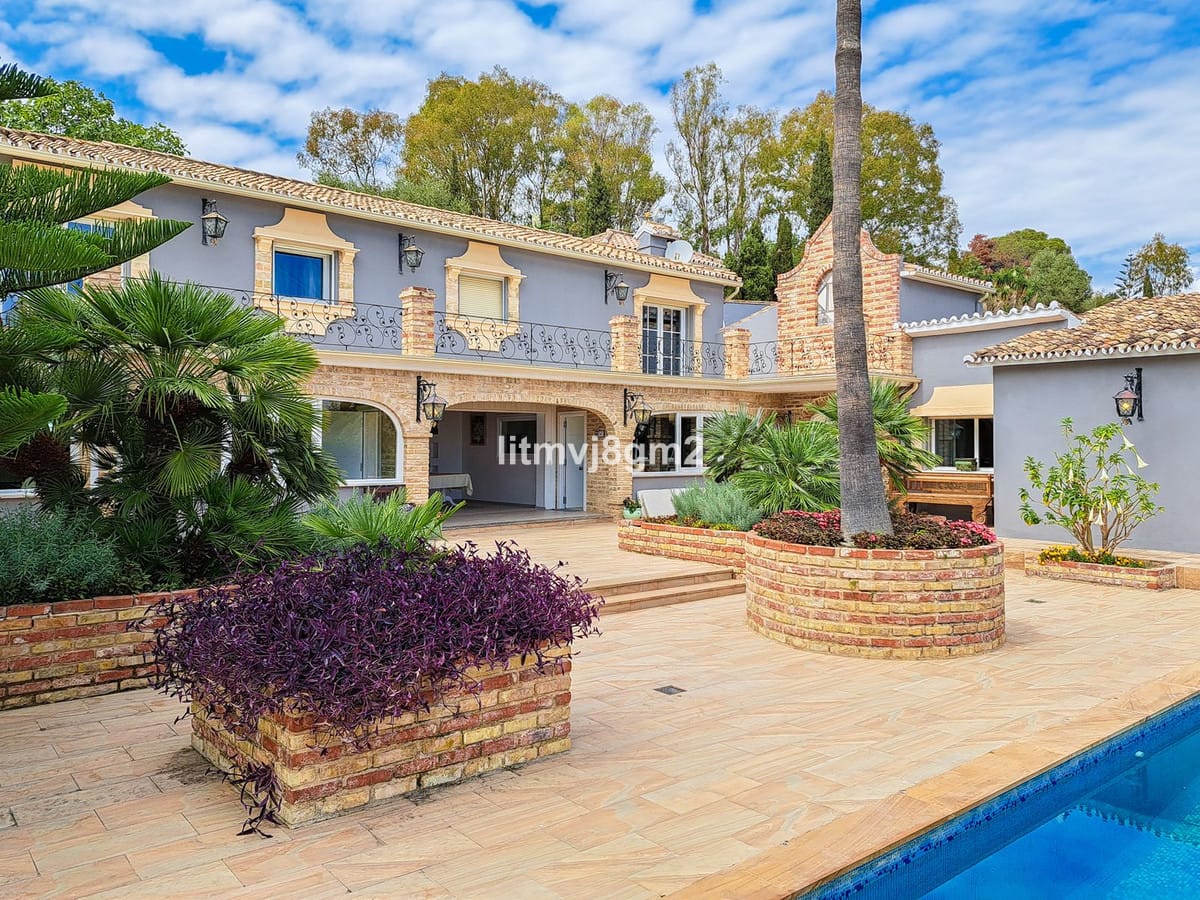 5 bedroom Villa For Sale