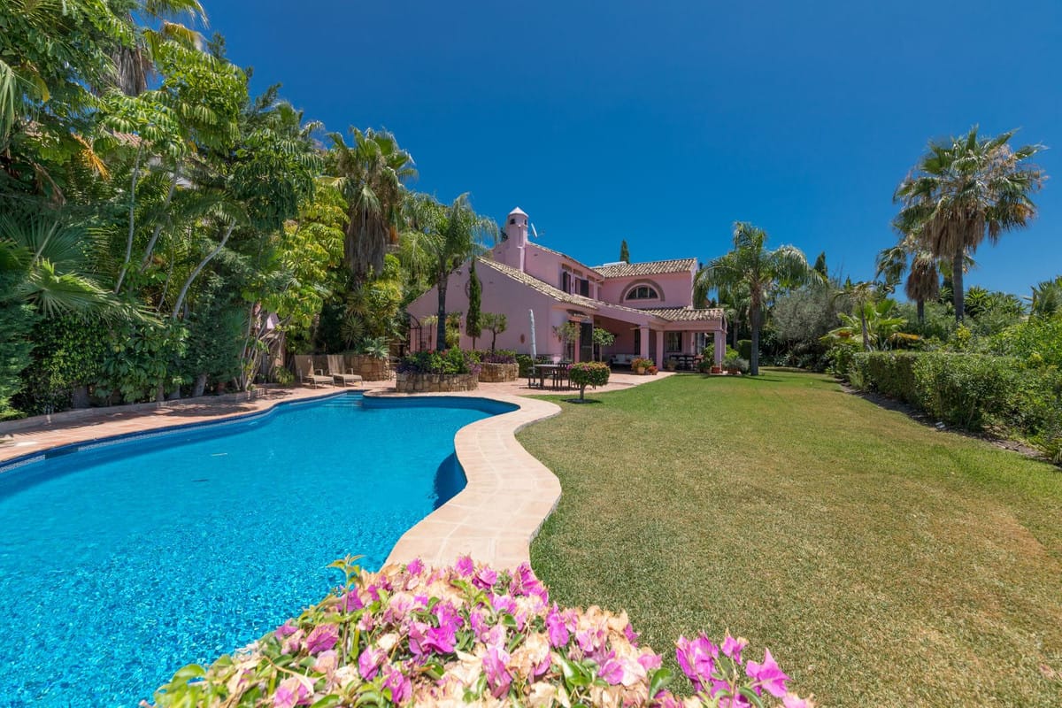 5 bedroom Villa For Sale