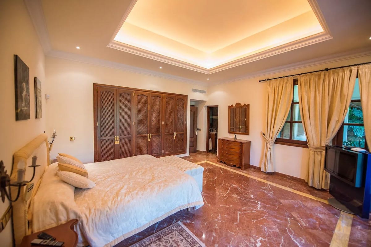 8 bedroom Villa For Sale