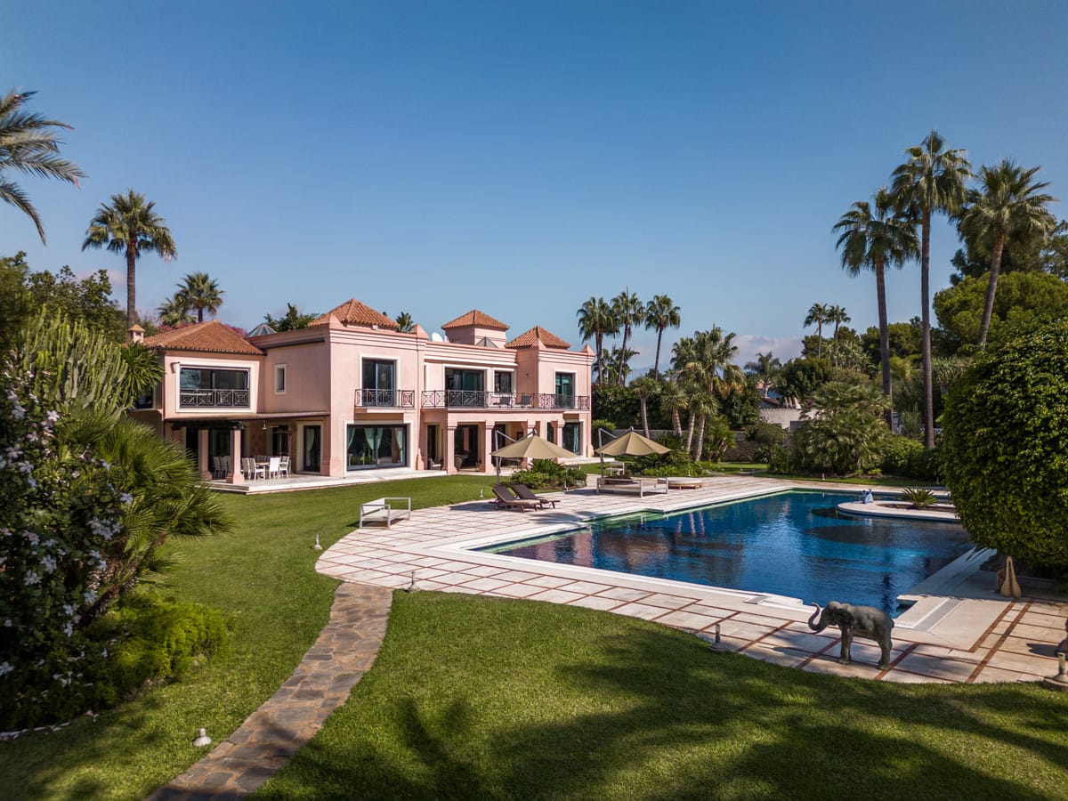 8 bedroom Villa For Sale
