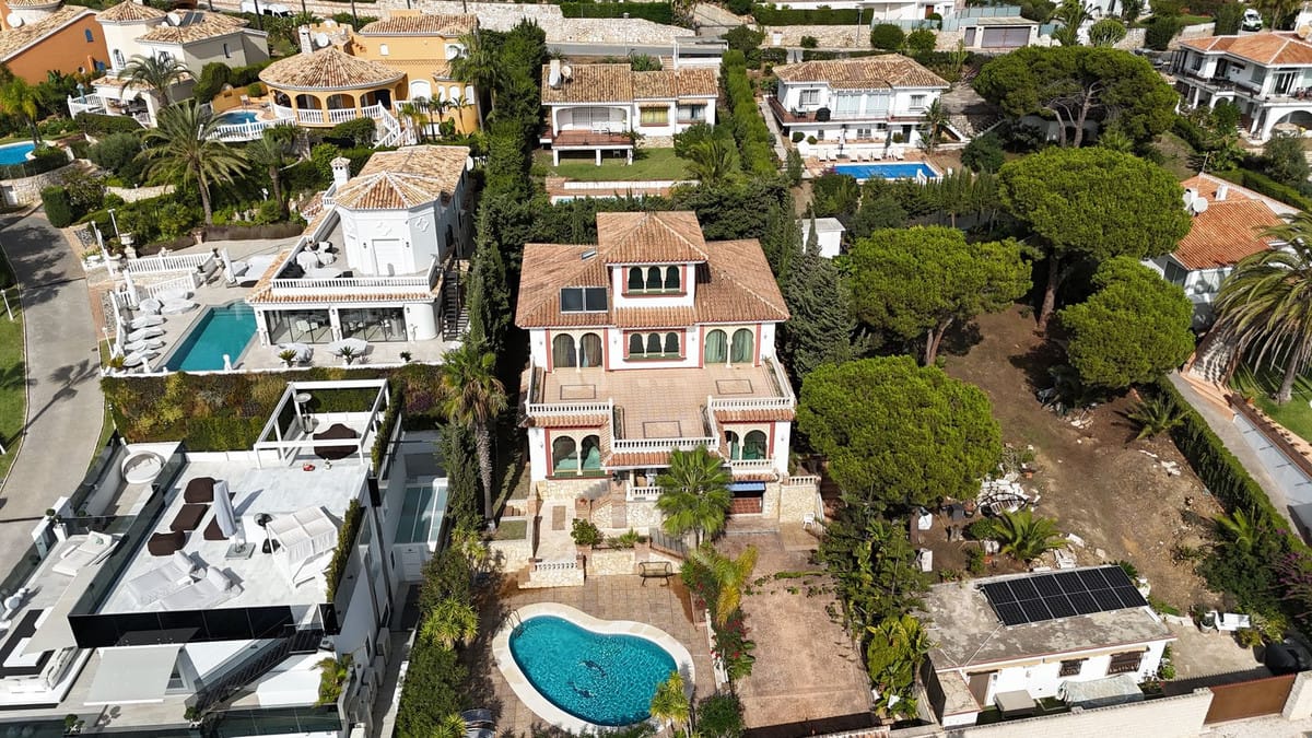 8 bedroom Villa For Sale