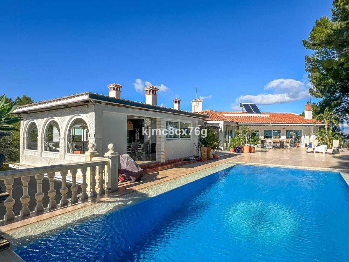 5 bedroom Villa For Sale