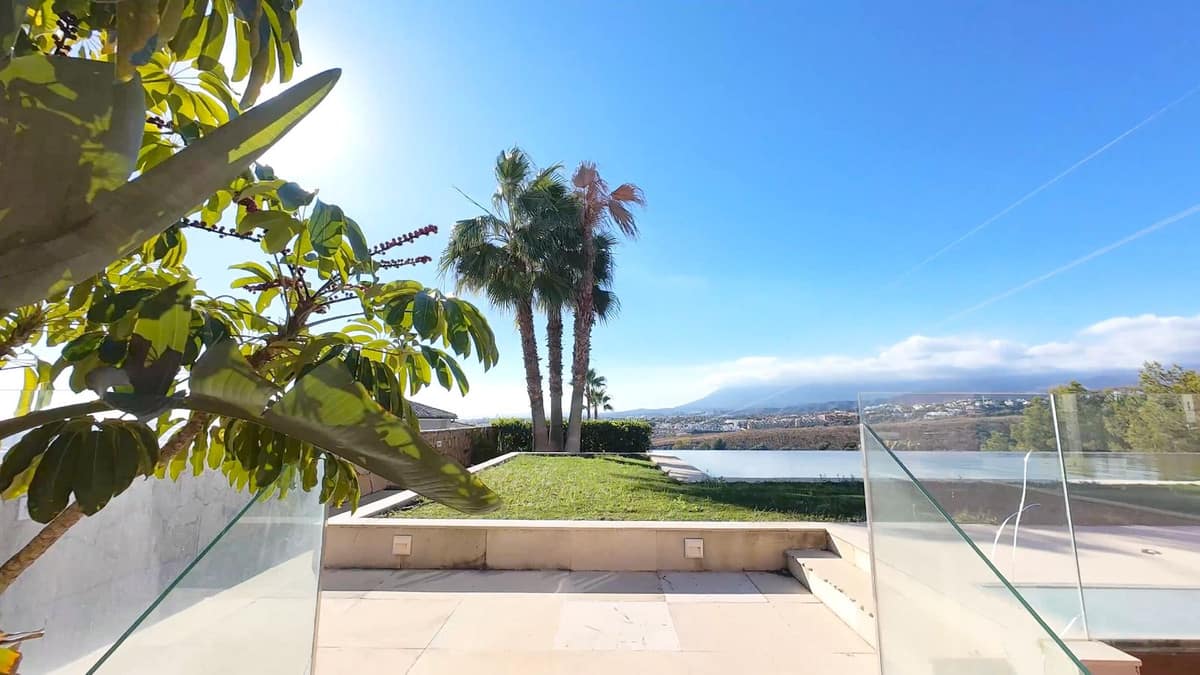 8 bedroom Villa For Sale