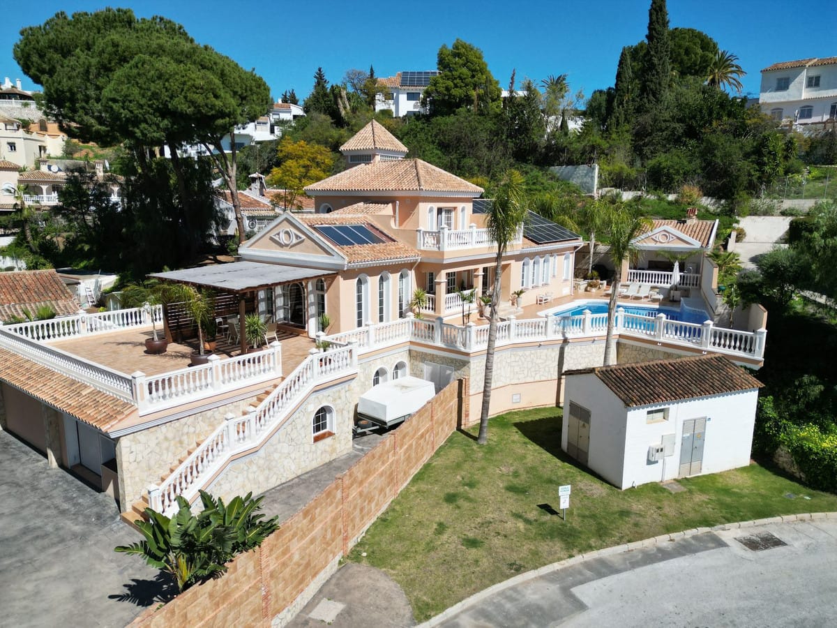 5 bedroom Villa For Sale