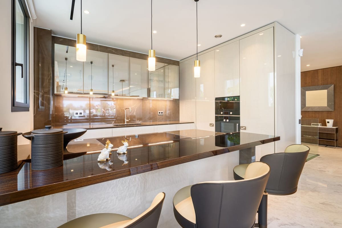 5 bedroom Apartment For Sale