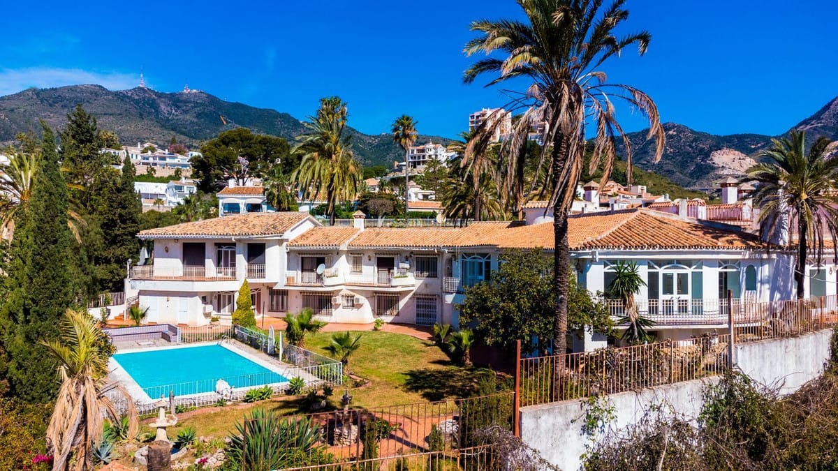 9 bedroom Villa For Sale