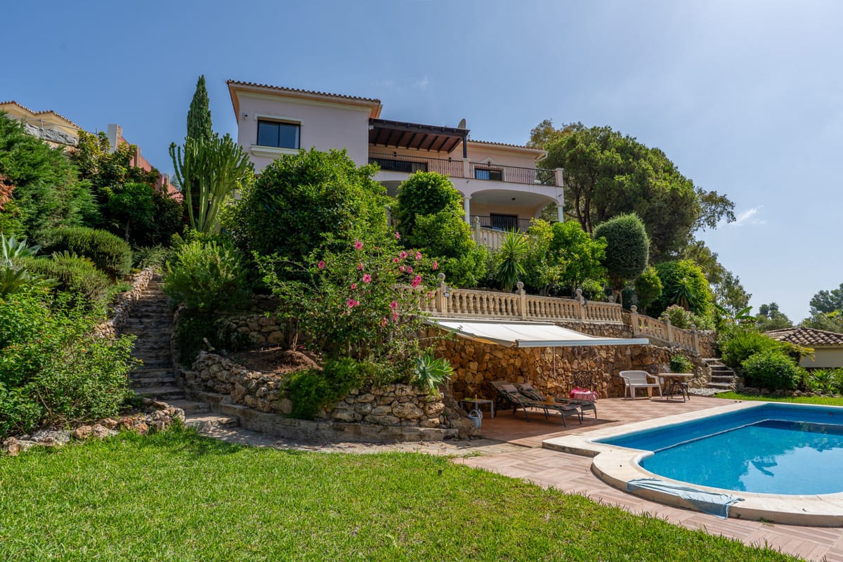 8 bedroom Villa For Sale