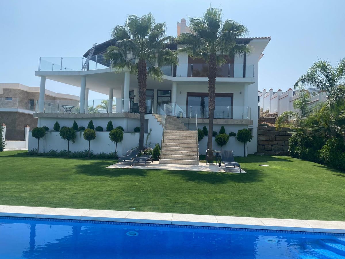 5 bedroom Villa For Sale