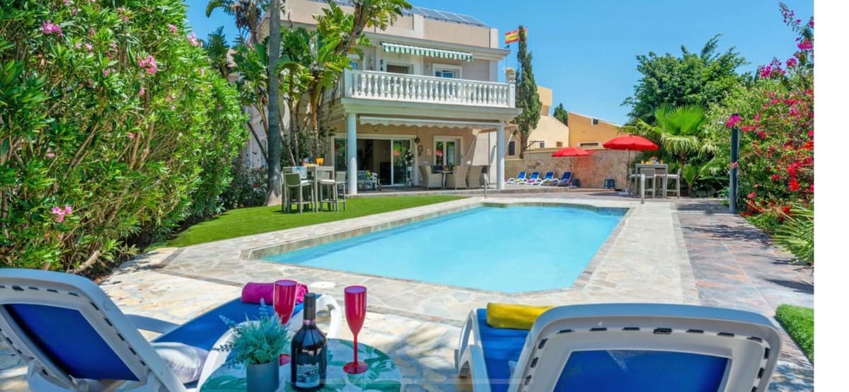 8 bedroom Villa For Sale