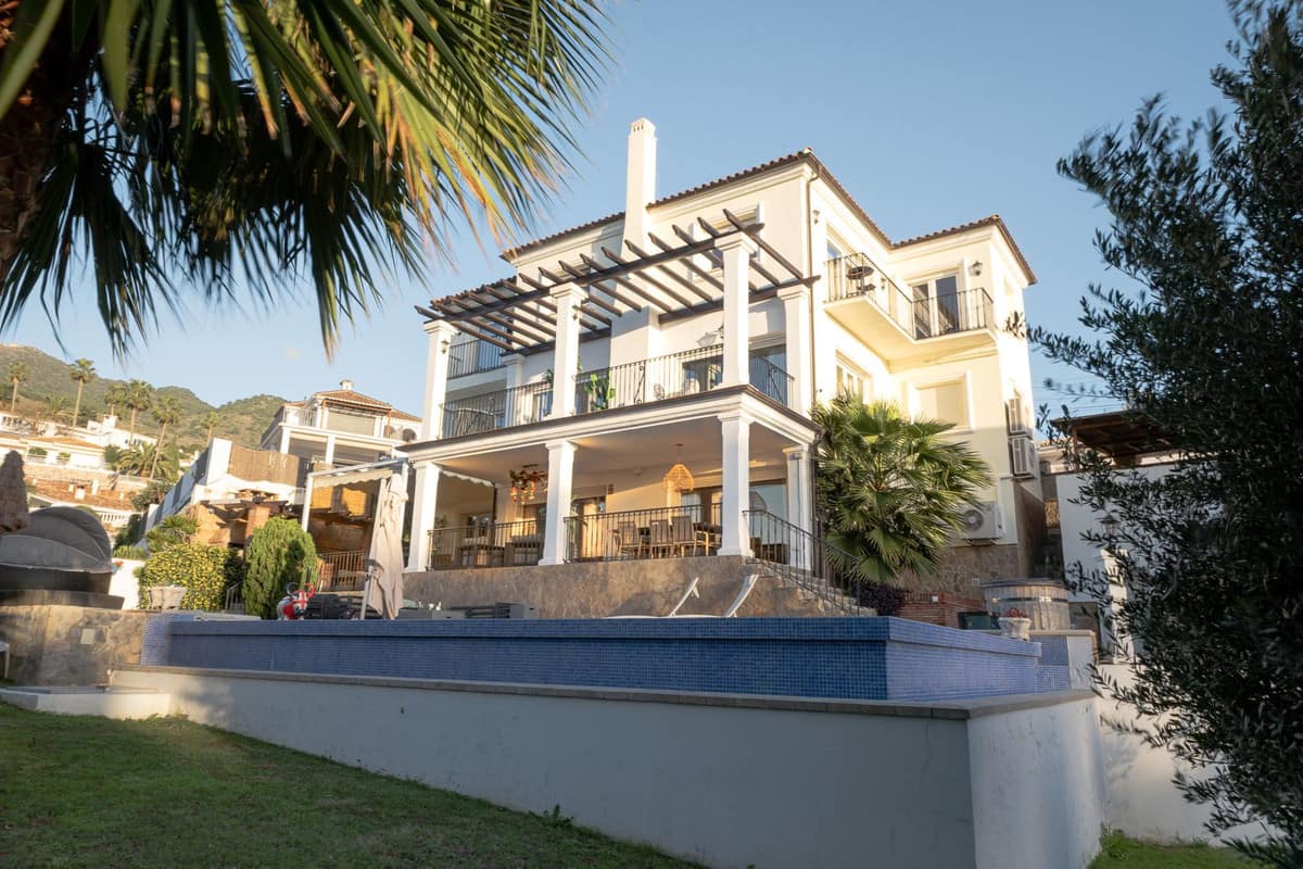 5 bedroom Villa For Sale