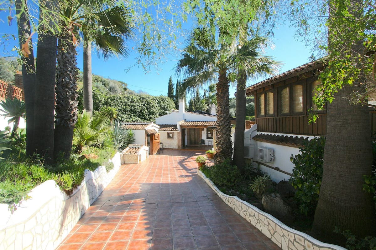 8 bedroom Villa For Sale