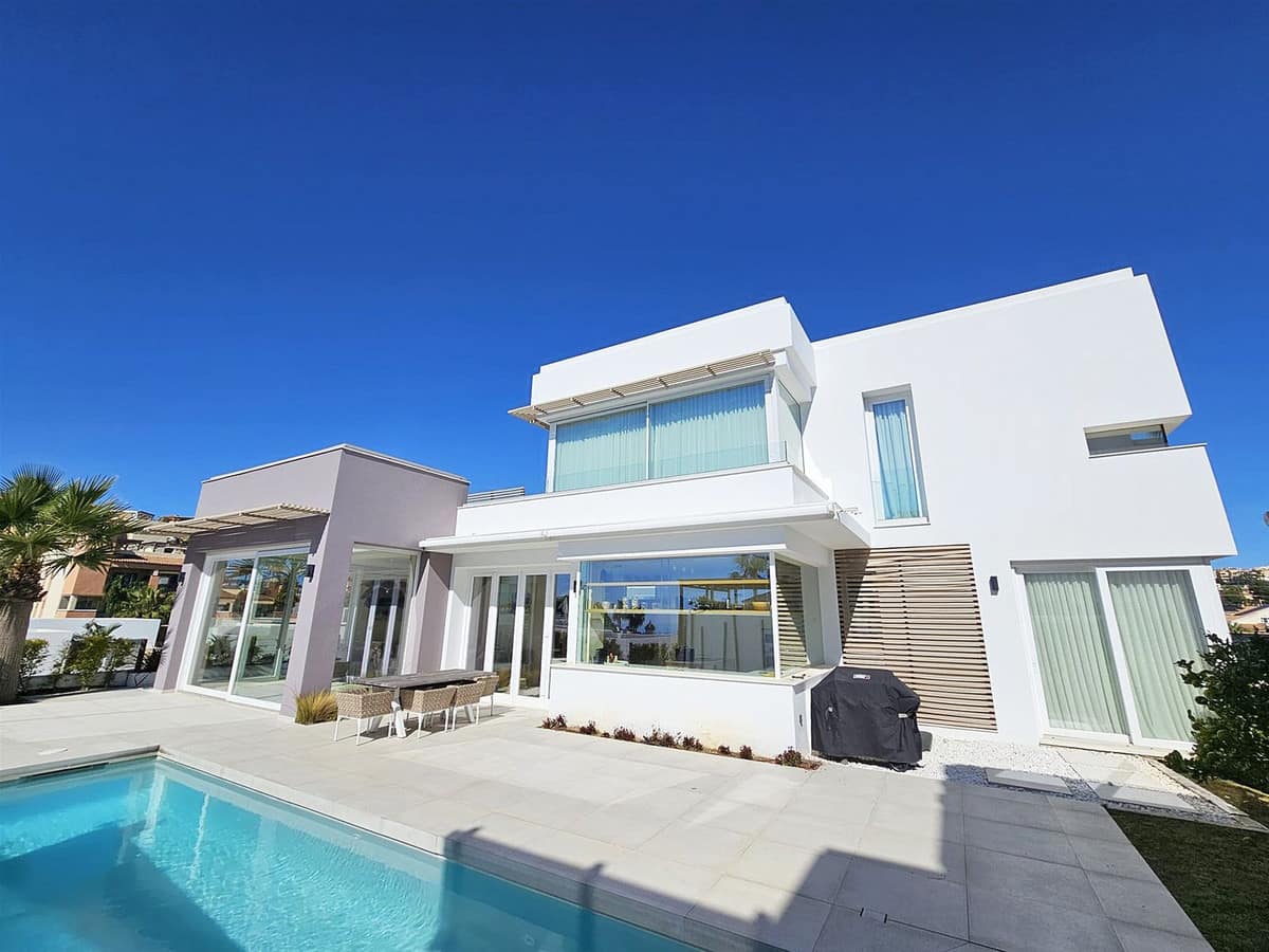 5 bedroom Villa For Sale