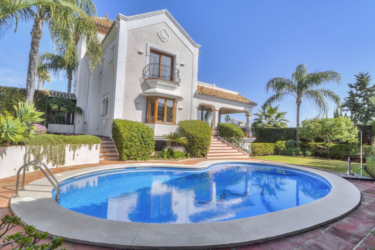 5 bedroom Villa For Sale
