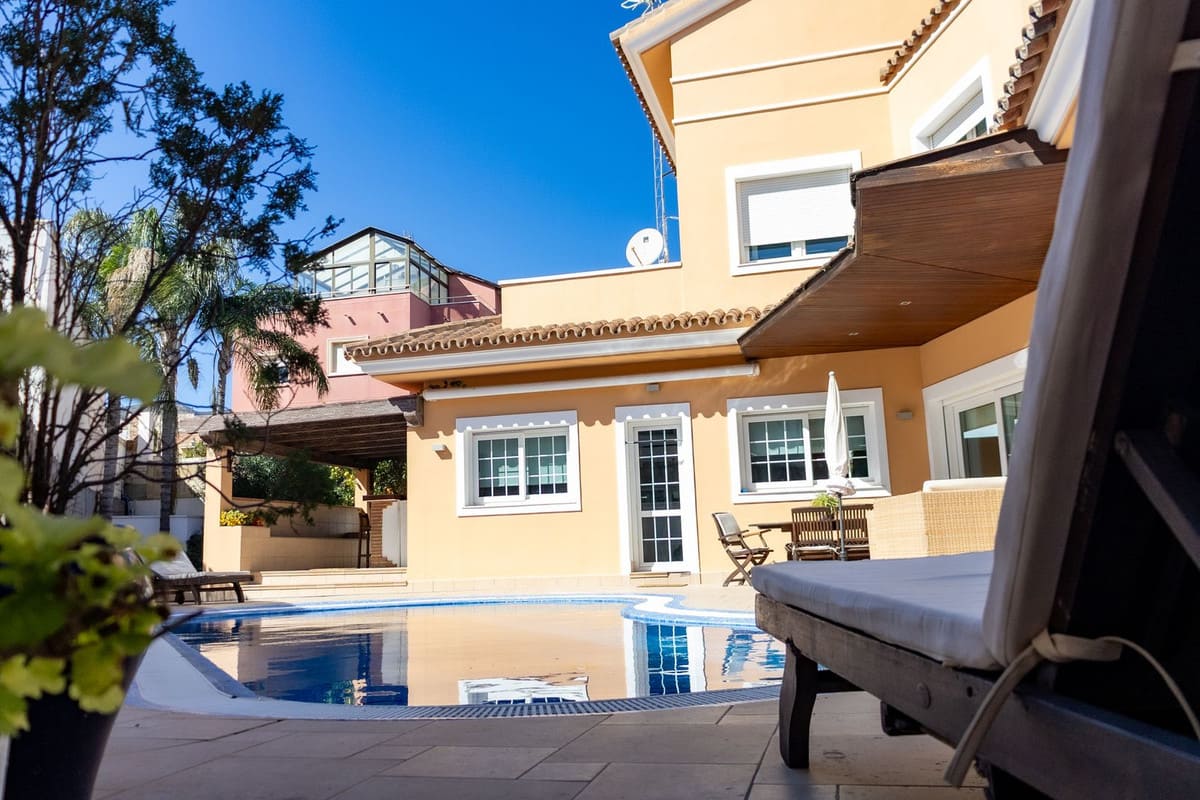 6 bedroom Villa For Sale