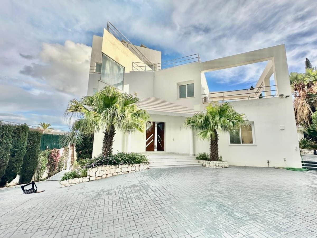 4 bedroom Villa For Sale